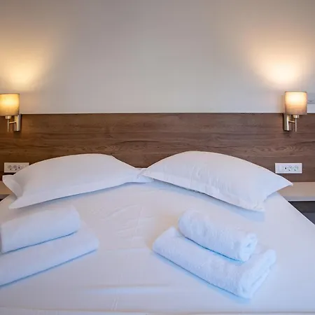 B&m Rab-lopar Hotel apartamentowy *